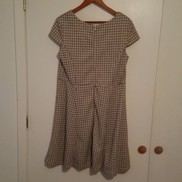 North Style Dress with Cap Sleeve. Size: 14 - Picture 2 of 4